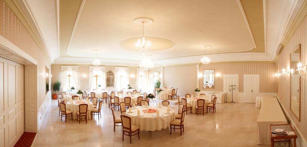 Hotel *** Plauter Kuria Veľký Meder Exteriér fotografie