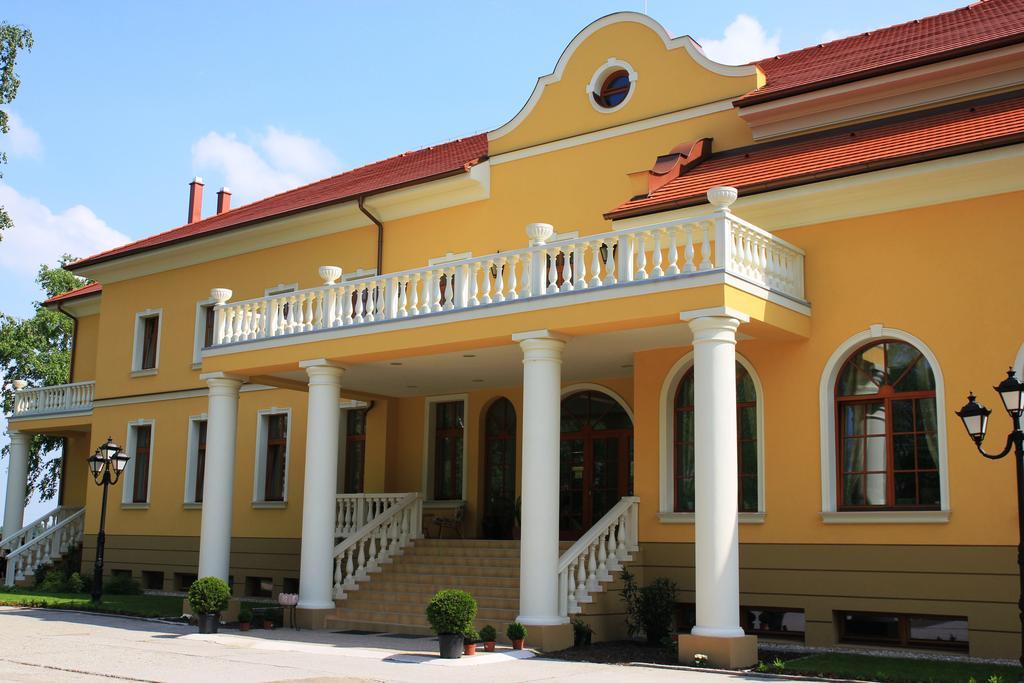 Hotel *** Plauter Kuria Veľký Meder Exteriér fotografie